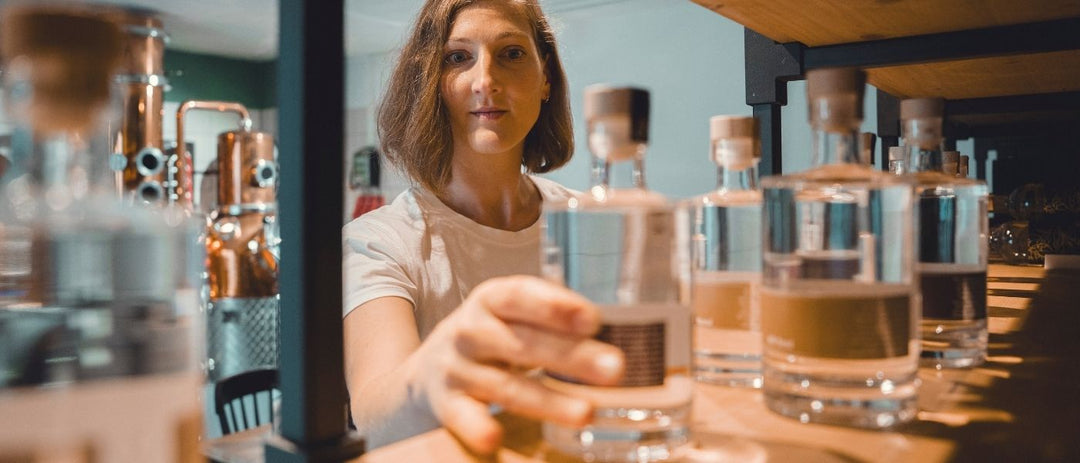 Brennerin Andrea im Laden ihrer Destillerie