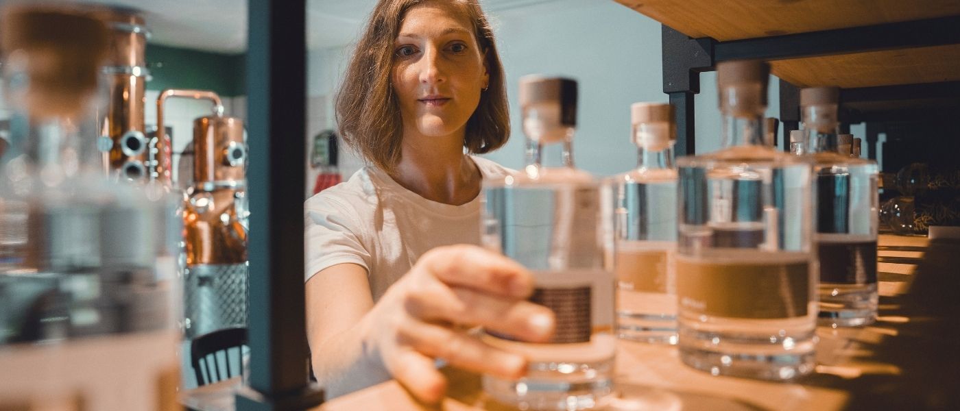Brennerin Andrea im Laden ihrer Destillerie