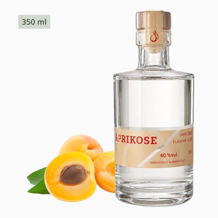 Flasche des BRENNLUST Aprikosenbrands aus 2025, reich an Fruchtaromen.