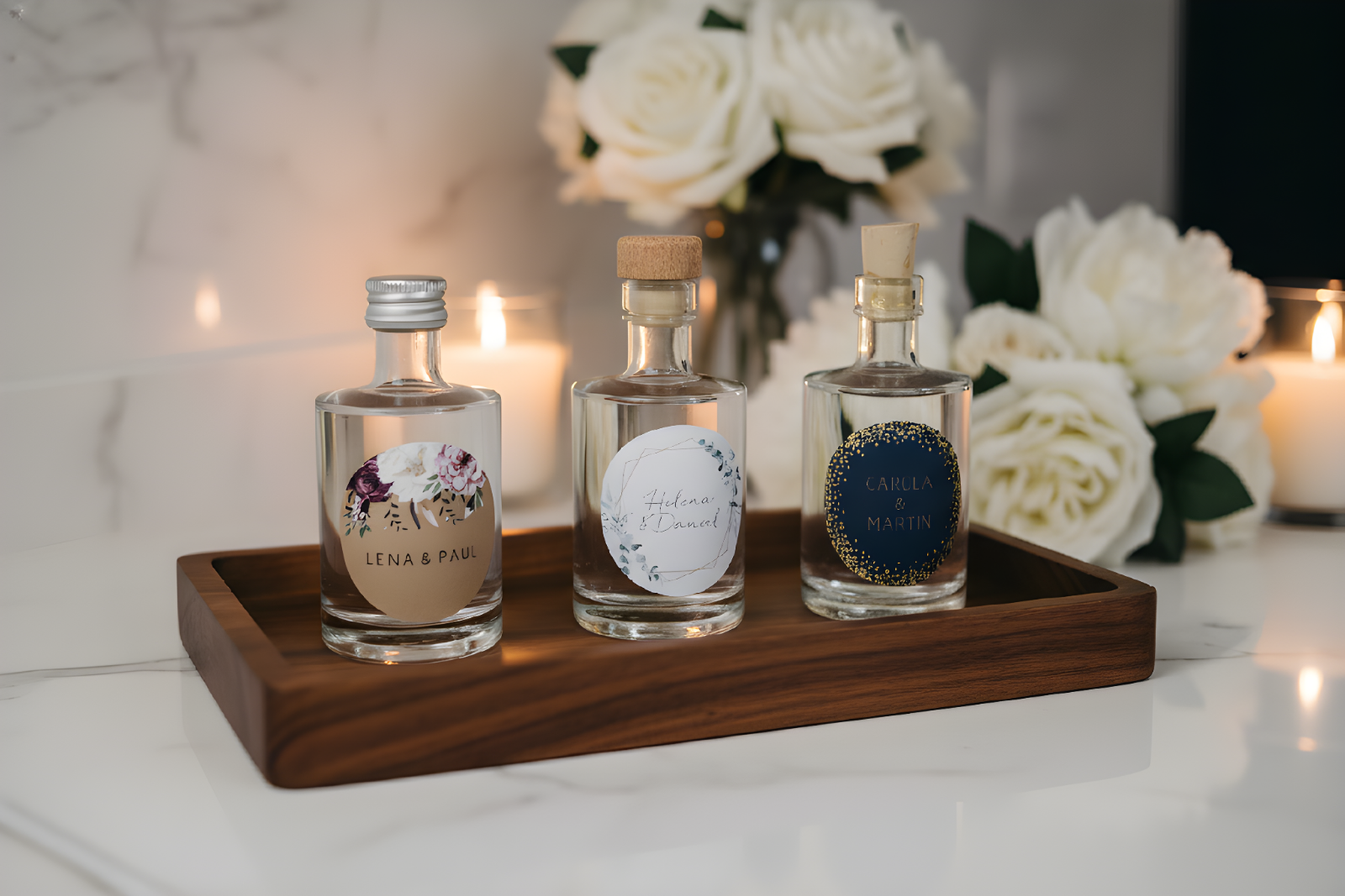 Personalisiertes Gastgeschenk zur Hochzeit: 50ml Spirituosen-Mini mit elegantem, schlichtem Etikett auf einer festlichen Tafel.