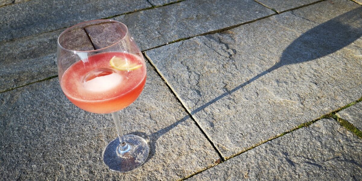 Ein Longdrink im Weinglas, der Miss Gerry T. Eine beerige Gin & Tonic Variante
